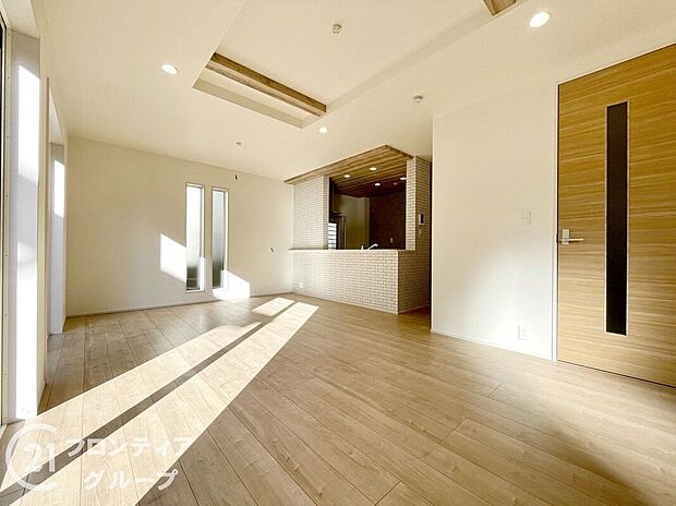 天井の中央部分を周囲より一段高くとった折上天井です。開放感があり、部屋が広く感じます！