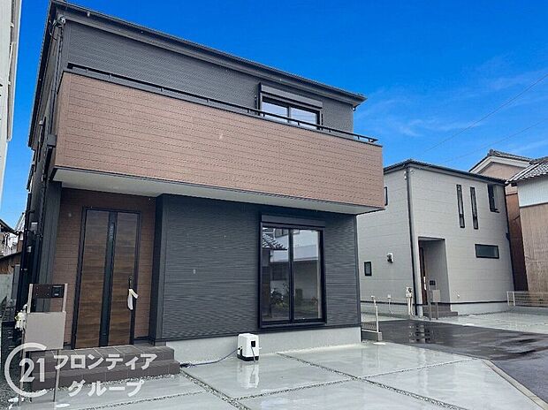 外壁にサイディング材を使用したおしゃれな外観。色柄バリエーションが豊富なため、住まいの表情を豊かに表現してくれます。また、雨で汚れを落としてくれるので、綺麗な外観が長続きします!