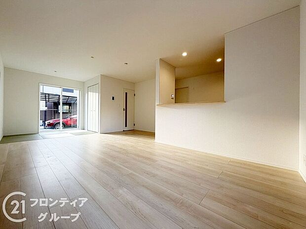 LDKには大きな窓からたくさんの光が入り、明るく、開放的な空間を演出してくれます。お友達が遊びに来た時も自慢のリビングになりますね!