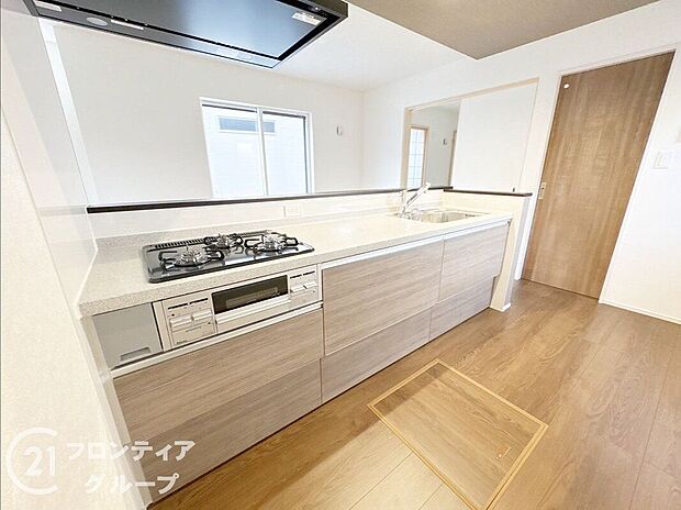 木目調のデザインが温かみを感じる、インテリアになじみやすいキッチンです