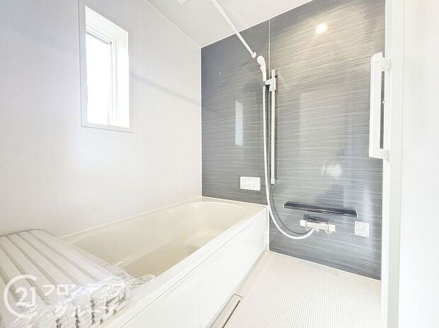 1坪以上の広々とした浴室には隠れた嬉しい設備がたっぷりついております。お掃除が楽にできたり、節水効果があったりと、バスタイムを快適にお過ごし頂けます!