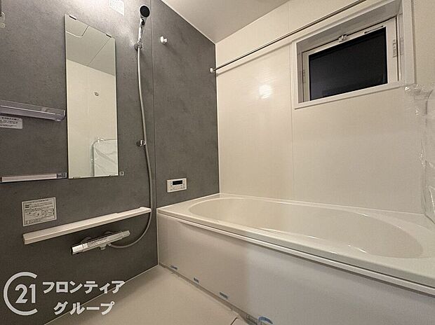 無駄を無くした新形状でしっかり節水。くつろぎの入り心地を実現した『らくエコ浴槽』を採用！床はクリーン床を採用しており、お風呂掃除が楽に行えます。