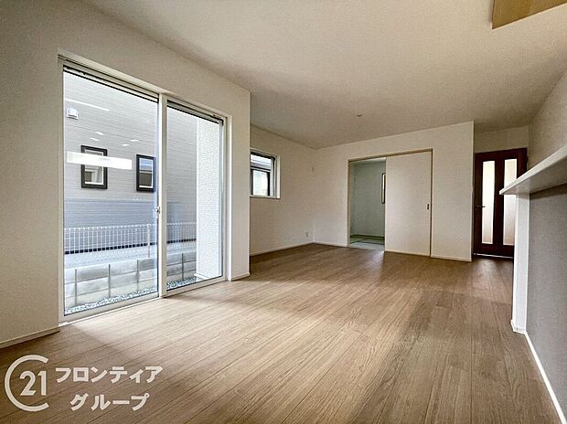 シンプルで美しいデザインのリビングは、お好みのインテリアにコーディネイトしやすく、家族がやすらぐ癒しの空間が作れますね。