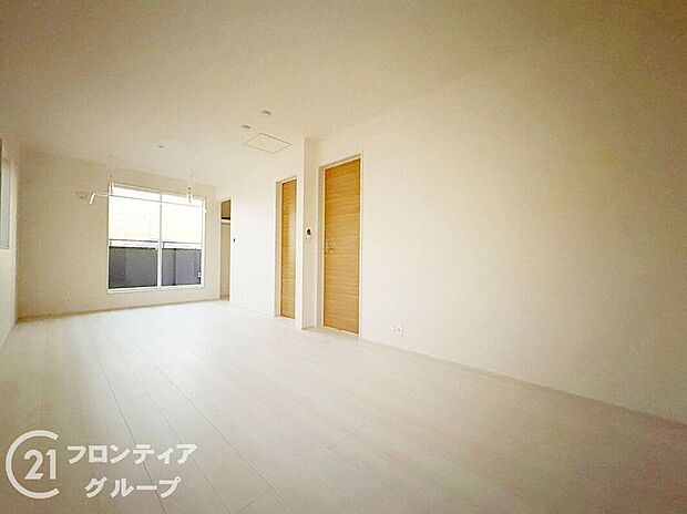 こちらのお部屋はバルコニーに面しており、日当たり、通風ともに良好です!お布団などもサッと干せて便利ですね!