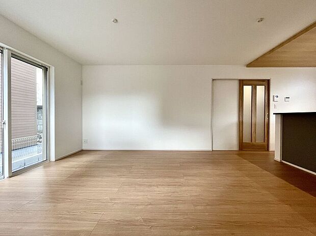 フローリングにはキズの付きにくい特殊塗装を採用し、内装やドアの仕上げは、堂々とした木目で、木の温もりを感じながらお過ごしいただけますね。