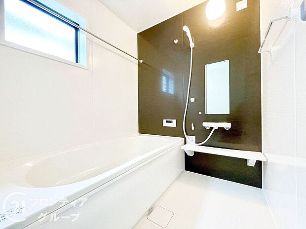 浴槽は環境にやさしい節水タイプを採用。浴槽内ステップで半身浴や親子入浴も楽しめるので、毎日のバスタイムをエコで素敵に演出してくれる小窓付きの浴室です