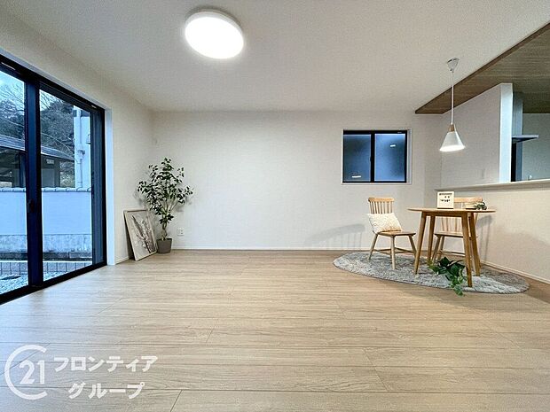 沢山の光が差し込む明るいリビングは、開放的で心地よい空間です。自然と家族が集まり幸せな時間が流れます。