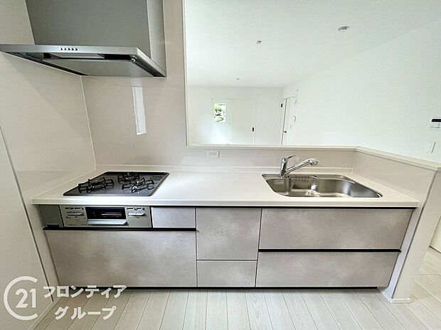 過熱防止センサー付きガスレンジを採用しており、自動で火が止まるから安心!人造大理石ワークトップやキッチンパネル、浄水器一体化水栓など、奥様に嬉しい設備!