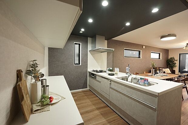 【施工例/キッチン】キッチンは標準で食器洗浄乾燥機が付いています。床材やクロスのお色もスタイルに合わせてセレクトさせていただきます