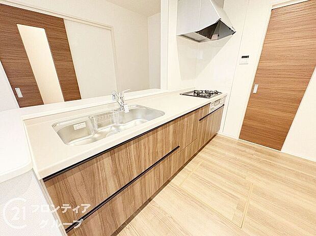 お手入れが楽に行える換気扇やステンレスワークトップは毎日お料理する奥様の味方!