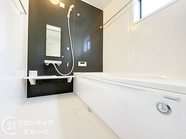 浴槽は環境にやさしい節水タイプを採用。浴槽内ステップで半身浴や親子入浴も楽しめるので、毎日のバスタイムをエコで素敵に演出してくれる小窓付きの浴室です