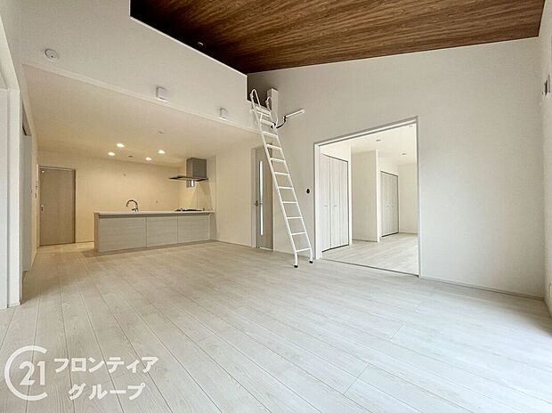 LDKには大きな窓からたくさんの光が入り、明るく、開放的な空間を演出してくれます。お友達が遊びに来た時も自慢のリビングになりますね!