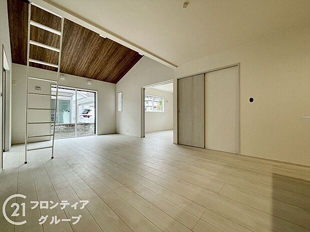 天井の中央部分を周囲より一段高くとった折上天井です。開放感があり、部屋が広く感じます!