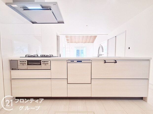 オールインワン浄水器栓を採用しており、場所を取らない浄水器!いつでもおいしいお水でお料理することができますね!また、食器洗い乾燥機付で奥様の家事を軽減できます