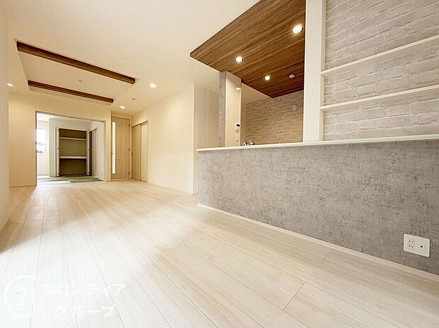 LDKには大きな窓からたくさんの光が入り、明るく、開放的な空間を演出してくれます。お友達が遊びに来た時も自慢のリビングになりますね！