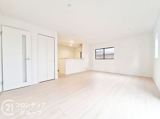 LDKには大きな窓からたくさんの光が入り、明るく、開放的な空間を演出してくれます。お友達が遊びに来た時も自慢のリビングになりますね！