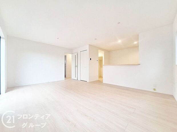 フローリングは、日常生活で床材の受ける様々な傷や、温度・湿度変化によるひび割れの発生を大幅に抑える特殊加工を施工済みです！