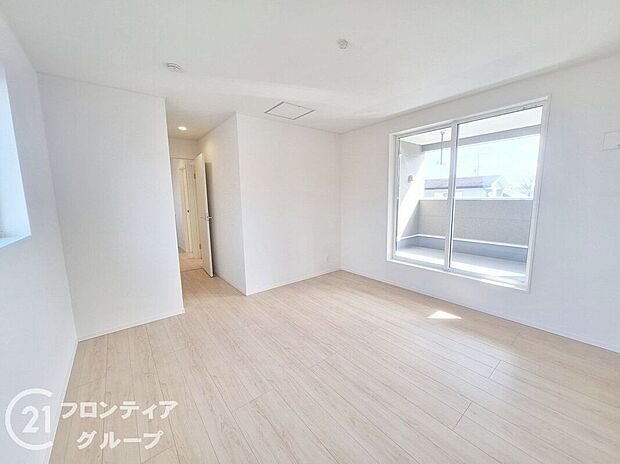 こちらのお部屋はバルコニーに面しており、日当たり、通風ともに良好です！