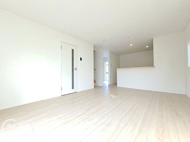 LDKには大きな窓からたくさんの光が入り、明るく、開放的な空間を演出してくれます。お友達が遊びに来た時も自慢のリビングになりますね!