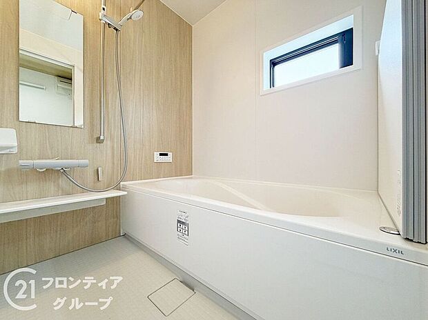 窓があるのでこまめに換気ができますね。心地よいバスタイムを楽しめる、広々としたバスルームです。快適な空間で、日々の疲れを癒す贅沢な時間を提供します。