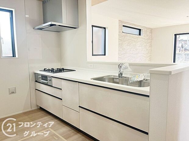 高性能でお手入れ簡単仕様のキッチンです！使い勝手にこだわった収納スペースが沢山あり作業スペースが広々使えます！