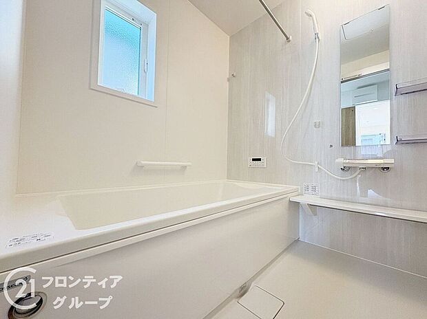 浴室には隠れた節水機能が充実！シャワーにはたくさんの空気を含んだ大粒の水は節水効果大！浴槽内にはステップがあり、出入り時の負担も軽減するスリムな形を採用