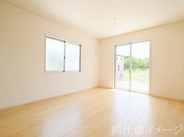 \同仕様写真/フローリングは、日常生活で床材の受ける様々な傷や、温度・湿度変化によるひび割れの発生を大幅に抑える特殊加工を施工済みです!