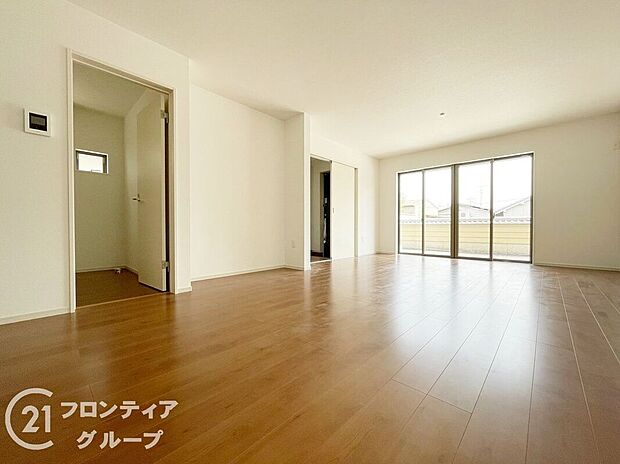 リビングは、家族や友人との時間を楽しむのに最適な広さです。快適な居住空間を提供します。