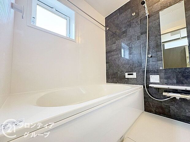 無駄を無くした新形状でしっかり節水。くつろぎの入り心地を実現した『らくエコ浴槽』を採用!床はクリーン床を採用しており、お風呂掃除が楽に行えます。