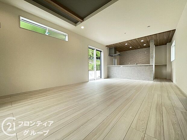 LDKには大きな窓からたくさんの光が入り、明るく、開放的な空間を演出してくれます。お友達が遊びに来た時も自慢のリビングになりますね!
