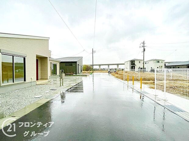 【前面道路含む外観】前道の様子です