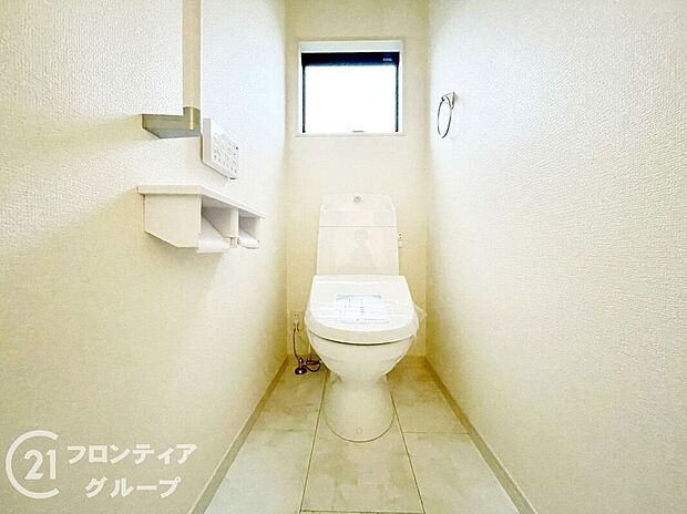 【トイレ】便器にふちがなく、汚れが隠れて見えない部分が極端に少なくなっており、お手入れも楽々！スピーディでパワフルな洗浄力を実現しています！