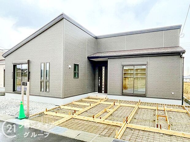 【庭】日当たりのお庭は、お洗濯が多いときも安心！たくさん干してもカラっと乾きそうです！