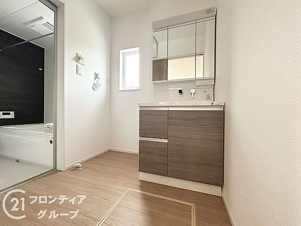 【洗面】小窓付きの洗面室は、毎朝心地よい光を運んでくれるので、すがすがしい気持ちで１日をスタートできます！また、１坪以上の広い空間です！