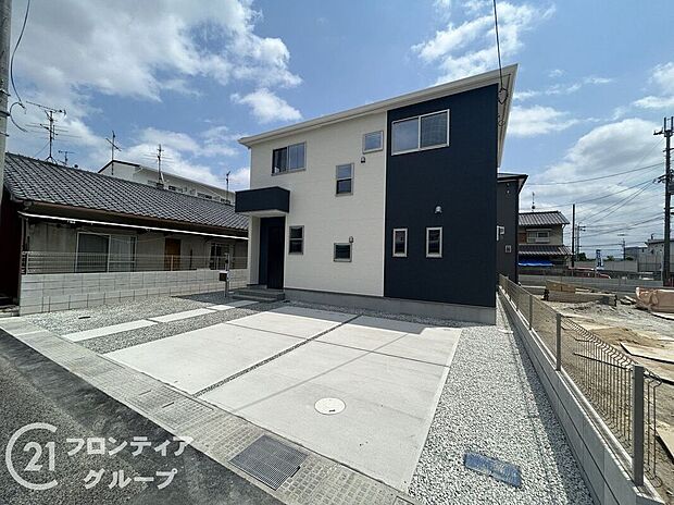 【駐車場】駐車場は広々としており、車の出入りがスムーズで使いやすいです。整然とした環境が保たれ、安心して日常的に利用でき、生活の利便性が高まり、駐車スペースの管理も行き届いています。