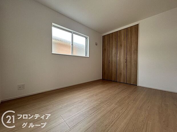 【寝室】一日の終わりに心からくつろげる寝室。静かで心地よい環境が整っており、読書や音楽など自分時間にもぴったり。ライフスタイルに寄り添った設計が、住まう方の快眠をサポートしてくれます。