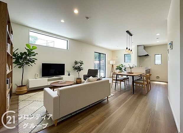 【リビング】【家具入りイメージ画像】リビングのフローリング材には、木目や色調など木材特有の風合いがあり、ナチュラルな美しさで、日々の生活に温もりを与えてくれます。