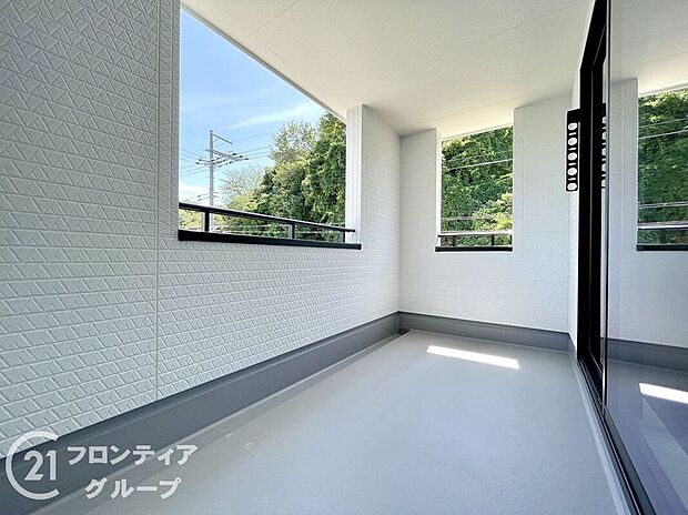 【バルコニー】日当たりの良いバルコニーは、お洗濯が多いときも安心！たくさん干してもカラっと乾きそうです！