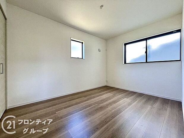 【子供部屋】寝室や子供部屋など用途多彩な明るい洋室！