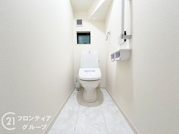 【トイレ】便器にふちがなく、汚れが隠れて見えない部分が極端に少なくなっており、お手入れも楽々！スピーディでパワフルな洗浄力を実現しています！