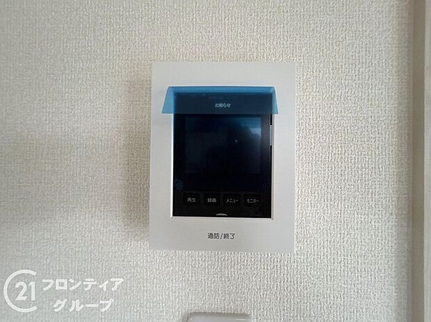 【防犯設備】ハンズフリー機能を備えたカラーモニターインターホンを採用！お料理中などで手が塞がっていても便利に応答可能です！夜間の映像確認機能もついていて、安心ですね！