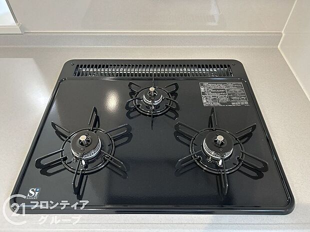 【その他設備】お手入れしやすい３口コンロ！お料理が楽しくなりそうですね