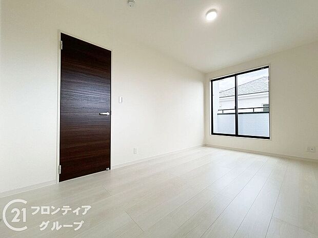 【寝室】室内はシンプルな仕様となっており、それぞれの好みに合わせたインテリアで、趣味に合わせてレイアウトしやすくなっております。