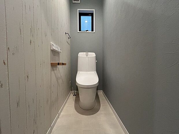 【トイレ】トイレは温水洗浄付き便器です。壁紙の色、窓の配置等、一邸一邸のこだわりをぜひ現地でご覧ください。
