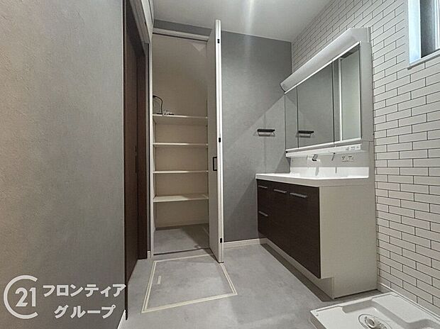 【洗面】【5号地】洗面横に収納スペースがあり、タオルや着替え、衣類洗濯洗剤のストックなどをスッキリ収納でき、ランドリースペースも広く使うことができますね。