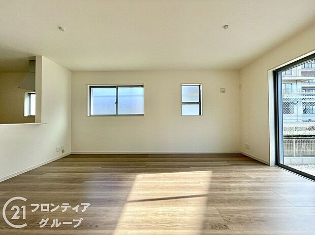 【リビング】LDKには大きな窓からたくさんの光が入り、明るく、開放的な空間を演出してくれます。お友達が遊びに来た時も自慢のリビングになりますね!