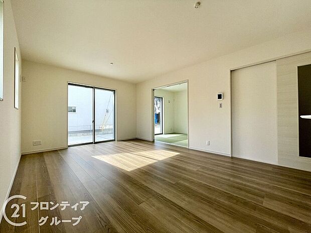 【リビング】リビングのフローリング材には、木目や色調など木材特有の風合いがあり、ナチュラルな美しさで、日々の生活に温もりを与えてくれます。