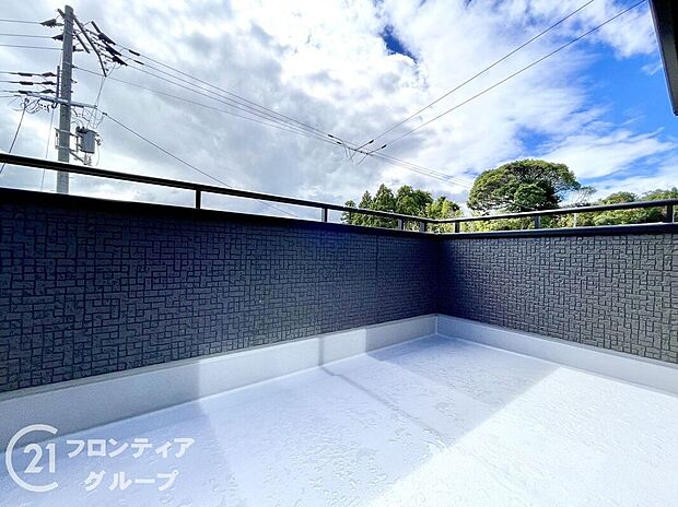 【バルコニー】広めのバルコニーは陽当たりもよく、洗濯物もすっきり乾きそう。椅子やグリーンを置いて、自分だけのリラックス空間にも。暮らしに彩りを与える心地よい屋外スペースです。