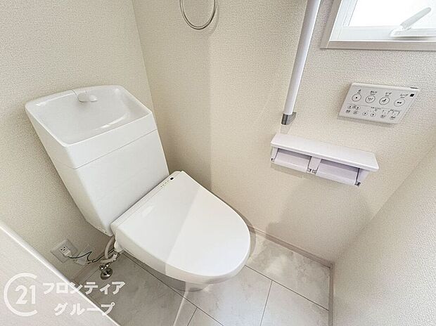 【トイレ】便器にふちがなく、汚れが隠れて見えない部分が極端に少なくなっており、お手入れも楽々!スピーディでパワフルな洗浄力を実現しています!