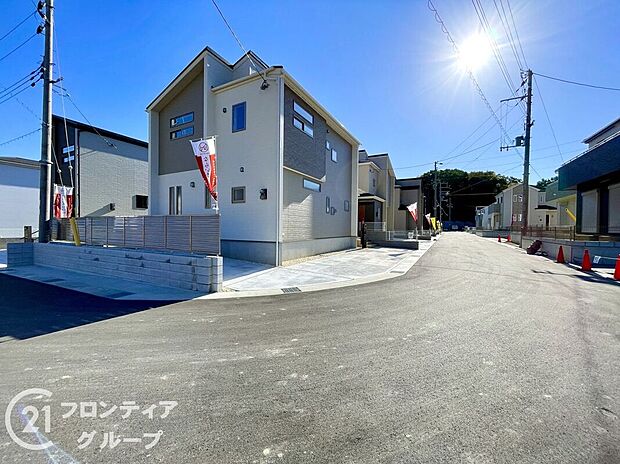 【前面道路含む外観】現地写真!現地ご案内とともに住宅ローンのご相談も承ります!実際の道路幅や雰囲気は、ぜひ一緒に現地で確認いたしましょう